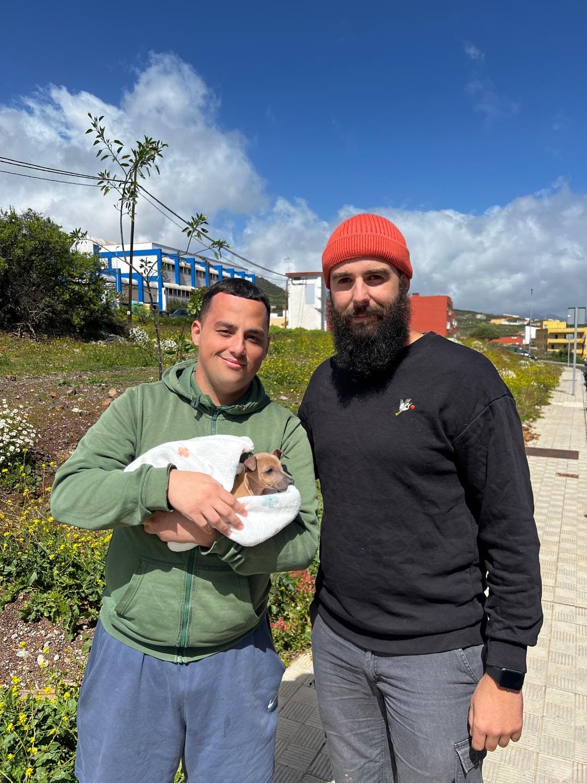 Dos clientes con su cachorro Galgo Italiano en Tenerife